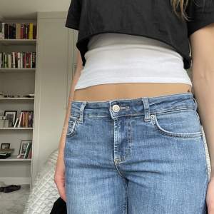 Säljer jätte fina jeans från Zara! Nypris 400 kr💗(den har ett litet hål på vänster ficka men absolut inget man tänker på!)