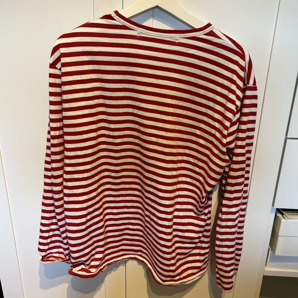 Långgärmad t-shirt från Comme des Garçons. XL men oerhört små i storlekarna, så passar M. . T-shirts.