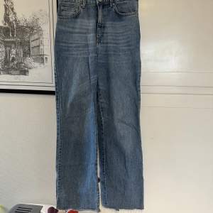 Raka jeans från stradivarius.   Köpare står för frakt 