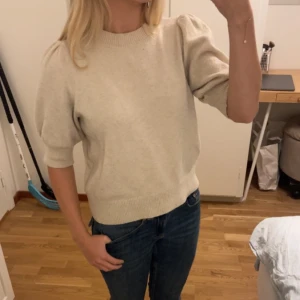 Kortärmad stickad tröja - En superfin stickad t shirt ftån vero Moda i fint skick.