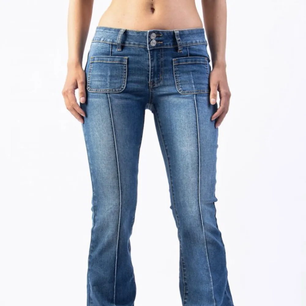 Säljer dessa fina lågmidjade jeans från Madlady då jag köpte en storlek för liten. Skriv till mig om ni har några frågor.🫶🏻. Jeans & Byxor.