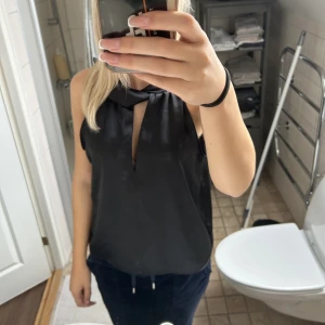 Zara topp - Säljer finaste festtoppen från zara !! Storlek M men passar även S. Tror nypriset va runt 400❣️❣️använd en gång!