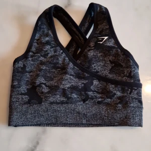 Sportbh - Helt ny, aldrig använd. Väldigt liten i storlek, den är i S men känns mer som XS. 