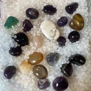 Kristaller - Säljer nu en massa kristaller då jag inte intresserad av dem längre, allt från ametist, flourit, obsidian, malakit, citrin och allmänt lite blandat, köpt för cirka 820kr, mitt pris 400kr MEN kan diskuteras då jag vill bli av med dem💋