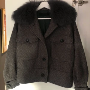 Meotine jacka - Första bilden är inte min bild! Säljer min meotine jacka som inte säljs längre i just denna modellen. Den är lite nopprig vid ärmarna men här att lösa. Bud från 2000kr💕