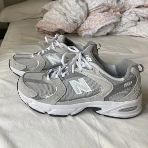 New balance 530 - Säljer mina helt nya New balance 530. Inköpta innan sommaren och enbart använda Max 5 gånger. I nyskick. Säljer då dem tyvärr inte kommer till användning. Denna färgen är helt slutsåld överallt. Nypris 1495💕💕