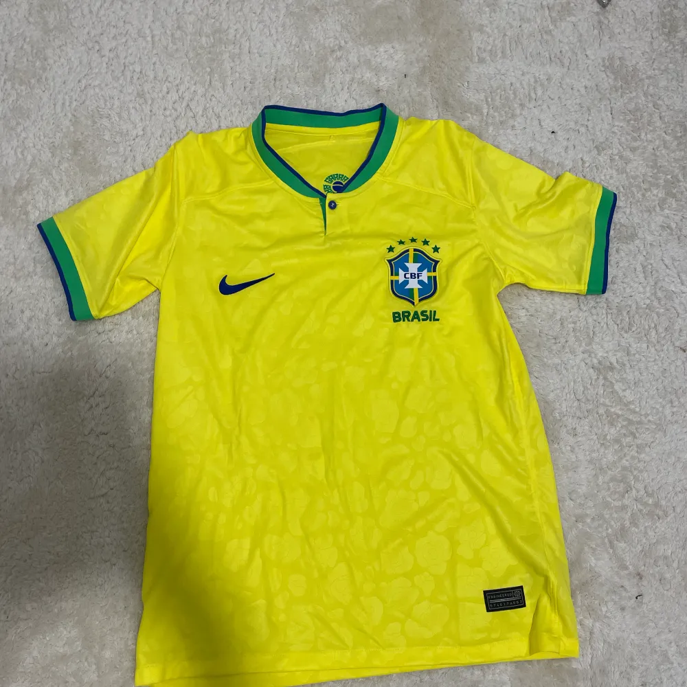 Brazil tröja helt ny för 300kr storlek s. T-shirts.