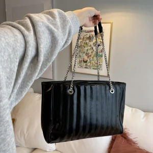 Väska - Fin och praktisk väska från Parfois. Använd ca. Två gånger. 