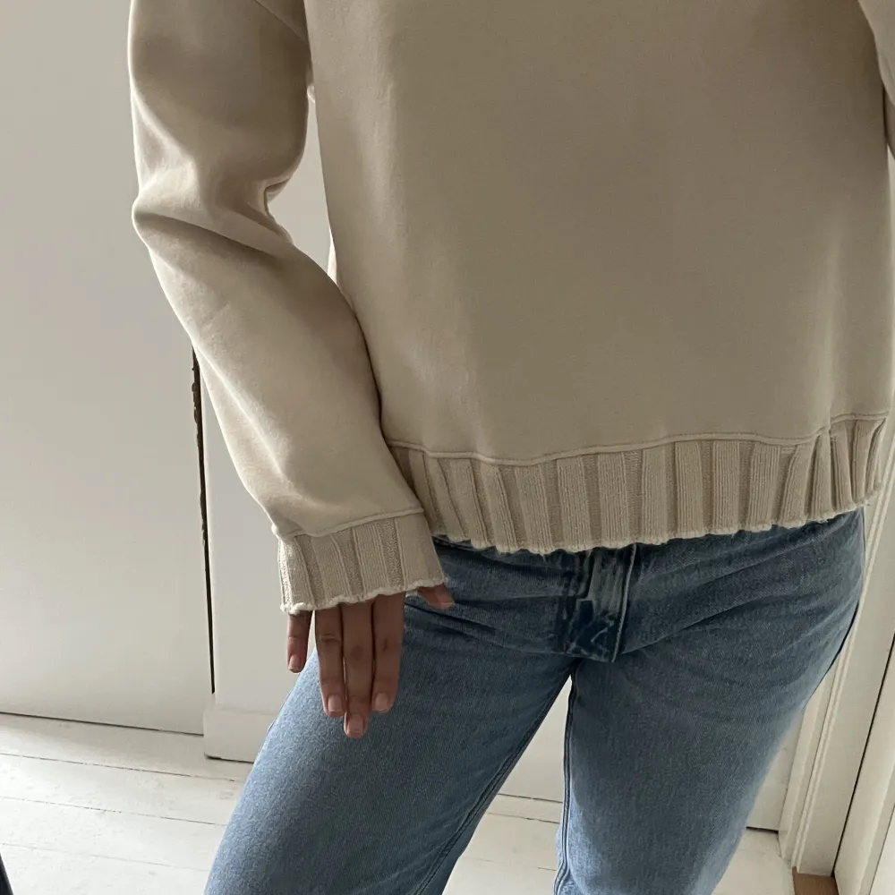 En beige stickad tröja från Zara med detaljer vid halsen och ärmar💕. Tröjor & Koftor.