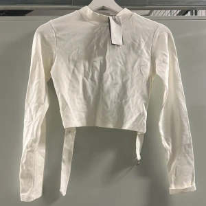 Set topp/kjol - Fint set från Angelica blicks kollektion med Bik bok. Strl s på toppen och xs på kjolen. En liten fläck på skärpet på toppen samt en liten fläck på kjolen som säkert går bort i tvätten.