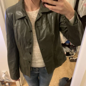 Grön läderjacka - Höstig och fin läderjacka (tror ej det är äkta skinn) i superskick, osäker på storlek💞