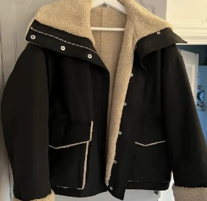 Höst/vinterjacka  - Oversized jacka från &otherstories. Inköpt för 1450kr och i mycket bra skick. Jackan är varm och passar bra på både hösten och vintern 