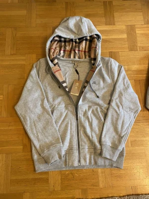 Burburry hoodie  - Oanvänd 10/10 skick. Möts upp i Stockholm. Skriv om du har några frågor.