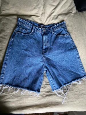 Jeansshorts  - Coola jeansshorts i lite längre modell, snygg passform och fin färg💙