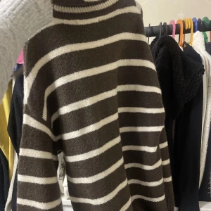 Brun randig stickad tröja  - Längre modell  Inte använd  Mysigt och värmer extremt  