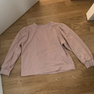 Söt rosa sweatshirt  - I nyskick. Legat längst ner i garderoben därav att den är skrynklig men inte använd.