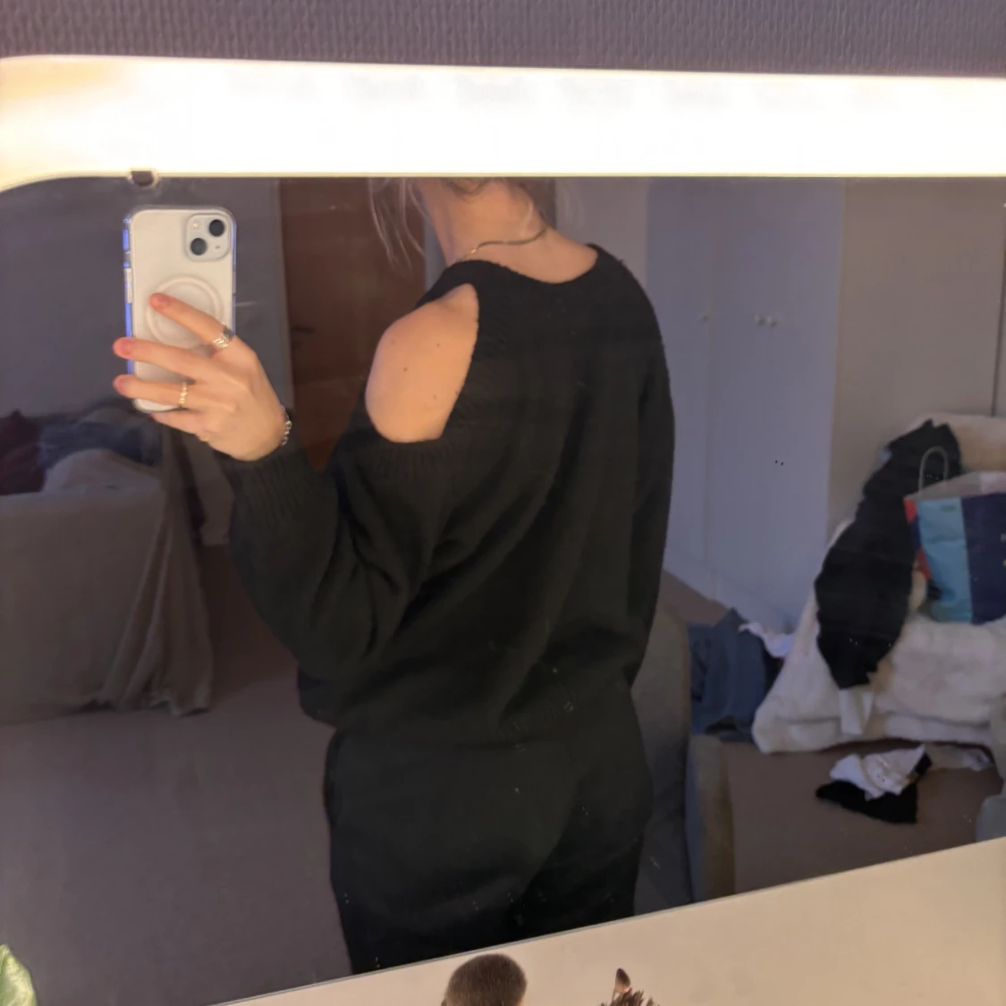 Stickad tröja med öppna axlar  - 90