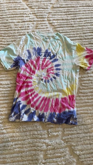 Vans  - Hej säljer mina barns Vans tröja eftersom att den har växt ut den. Tröjan är i topp skick, inget slitage. Köpare står för frakt, skriv gärna om du vill ha fler bilder eller frågor 😌