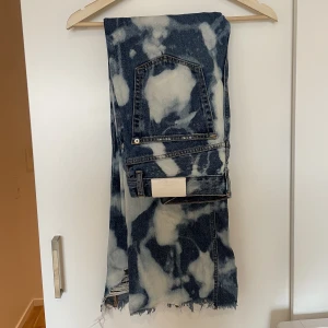 Självblekta Jeans. - Använt skick! Kan hämtas i Malmö men skickas även. Om du har frågor eller vill ha fler bilder är det bara att skriva! 