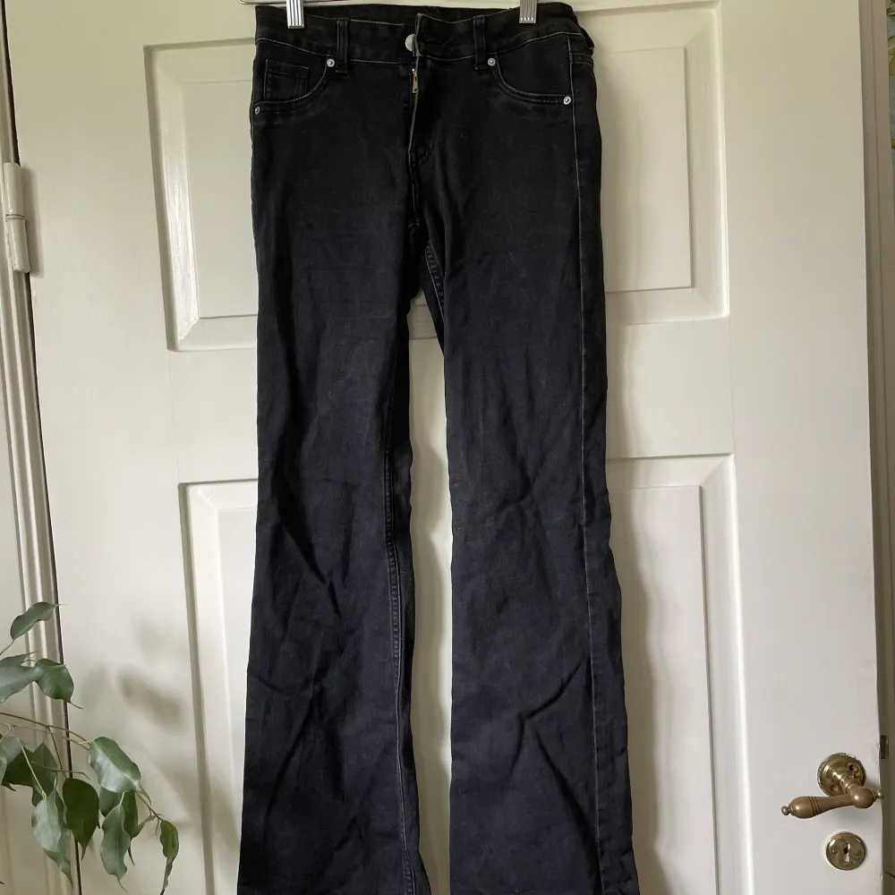 Jättesnygga lågmidjade bootcut jeans från H&M. Sparsamt använda. . Jeans & Byxor.