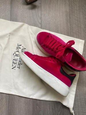 Storlek 38 Alexander mcqueen  - Bra skick, storlek 38, givetvis äkta 