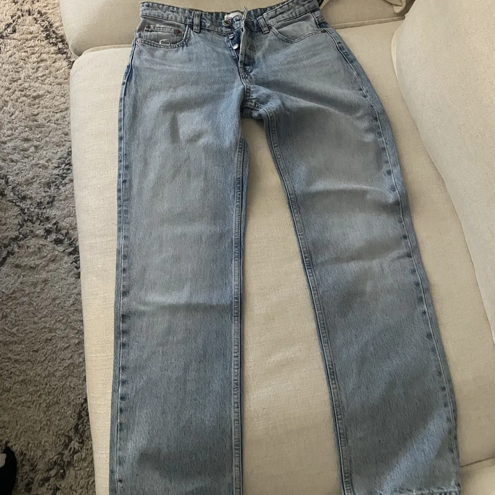 Ljusblå raka jeans som är HELT oanvända då jag köpte fel storlek. Storlek 38 men är väldigt liten i storlek så är som 36. Nypris: 400kr och säljer för 250kr.. Jeans & Byxor.