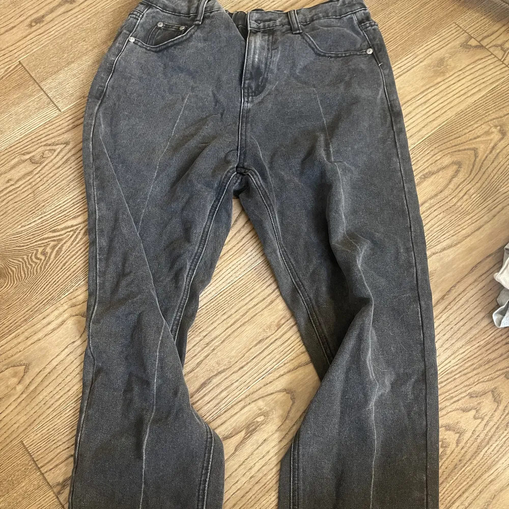 gråa jeans i storlek s. nästan aldrig använt . Jeans & Byxor.