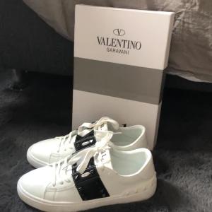 Valentino skor  - Säljer mina skit snygga valetinoskor jag använt 1 gång pga av att det är för små för mig men jag hoppas nån annan kan få användning av det , fick hem det för 2 dagar sen och använt 1 dag !