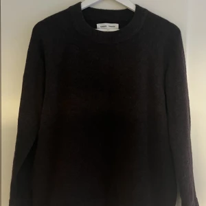 Stickad tröja från Samsoe Samsoe  - Mörkbrun stickad tröja från samsoe samsoe. Storlek S. Mycket fint skick. 