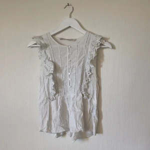 Zara blus  - Säljer denna jättefina blus från zara. Storlek S. 