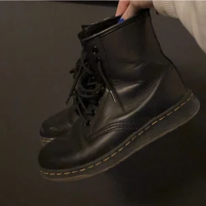 Dr Martens - Fina Dr Martens i bra skick, storlek 37! Köpta här på Plick men passade tyvärr inte. Skriv för fler bilder 🧚🏻