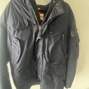 Pjs jacka - Säljer min brors pjs jacka som blivit för liten. Jackan är som ny utan defekter. Hör av dig vid intresse av fler bilder, frågor eller köp💕