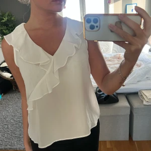 Zara blus - Vit zara blus med volanger, str S