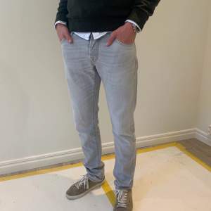 Säljer dessa jeans från Jacob Cohen i modellen 622. Sjukt sköna och snygga! Handgjorda i Italien. Nypris omkring 6000! Modellen på bilden är 181 och väger 70. Har även bild på hur de sitter på en som är 178! Hör av dig vid frågor!