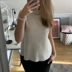 Zara topp - Jättefin topp. Bra skick säljer då jag är lite för kallblodig för att kunna ha den på vintern❤️