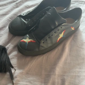 Axel Arigato Skor! - Snygga Arigato dojjor i storlek 43. Väldigt fint skick men lite creasing. Låda och snören följer givetvis med! En äldre variant också.