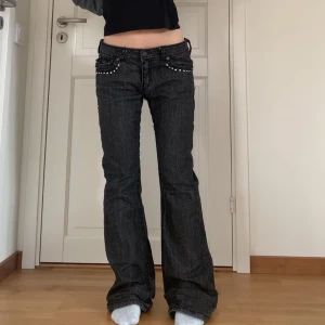Lågmidjade jeans  - Ascoola men kommer tyvärr inte till användning länge 🙌🏼 Är ca 162 cm som referens 