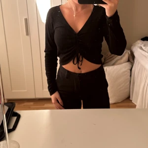 Stickad tröja - tröja med knytning 