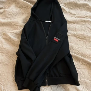 fliströja från yesstyle  - svart fliströja jag har köpt från webbsidan yesstyle ett tag sen! står inte storlek men skulle tippa på att den sitter som L  DEFEKTER: ganska nopprig men annars inga defekter  ANVÄNDNING: vet ej, har haft den ganska länge 