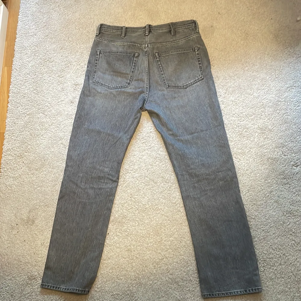 Säljer mina acne jeans pga för små för mig. Använda ett fåtal gånger men de har inga tecken på användning. Skick 9/10. Jeans & Byxor.