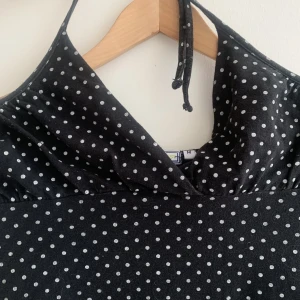 Strandklänning - Strandklänning med knyte runt halsen.