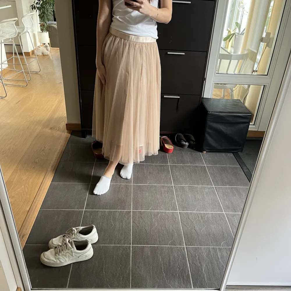 Säljer denna superfina Ida sjöstedt kjol då den inte kommer till användning för mig! Helt oanvänd. Nypris: 2600🩷. Hameet.