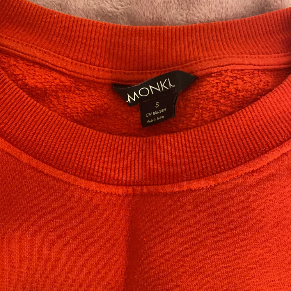 Säljer en fin tröja från Monki använde ett par gånger men fortfarande bra skick köpt för 350kr säljer för 150kr. Hoodies.