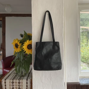 Axelremsväska i läder - Otroligt fin väska som inte kommer till användning! Har två innerfack med dragkedja. Inköpt secondhand i Paris