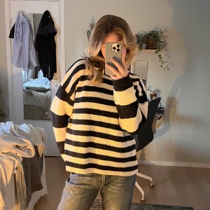 Stickad randig tröja - Ovesize stickad tröja från Monki. Tröjan är jättemysig och har använts flitigt, därför är den lite lite nopprig men ingenting som syns eller stör utseendet😇 