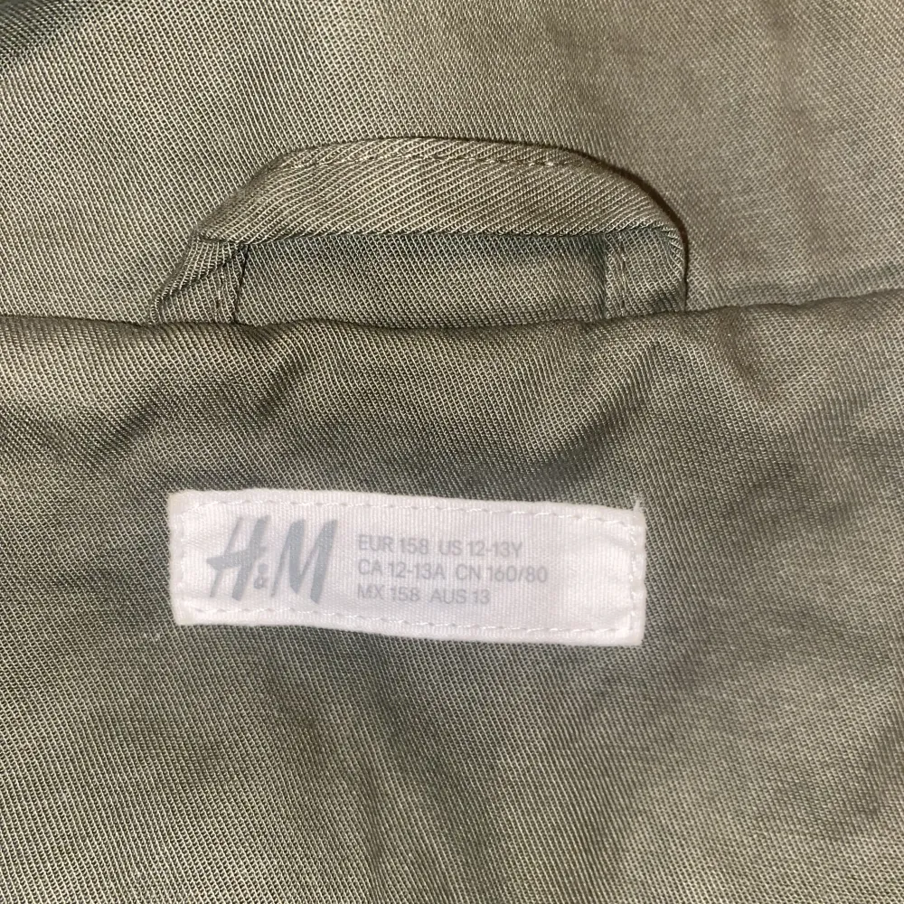 Mossgrön vårjacka från H&M strl 158 i fint skick.. Jackor.