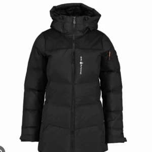 Sail racing jacka - Säljer denna för 1000kr då jag behöver köpa ny och denna har ett litet hål vid ena fickan men som jag tänkt fixa men aldrig gjort, annars är hela jackan i ny skick!  Använd 1 vinter, nypris ungefär 3000kr men säljer för 1000kr