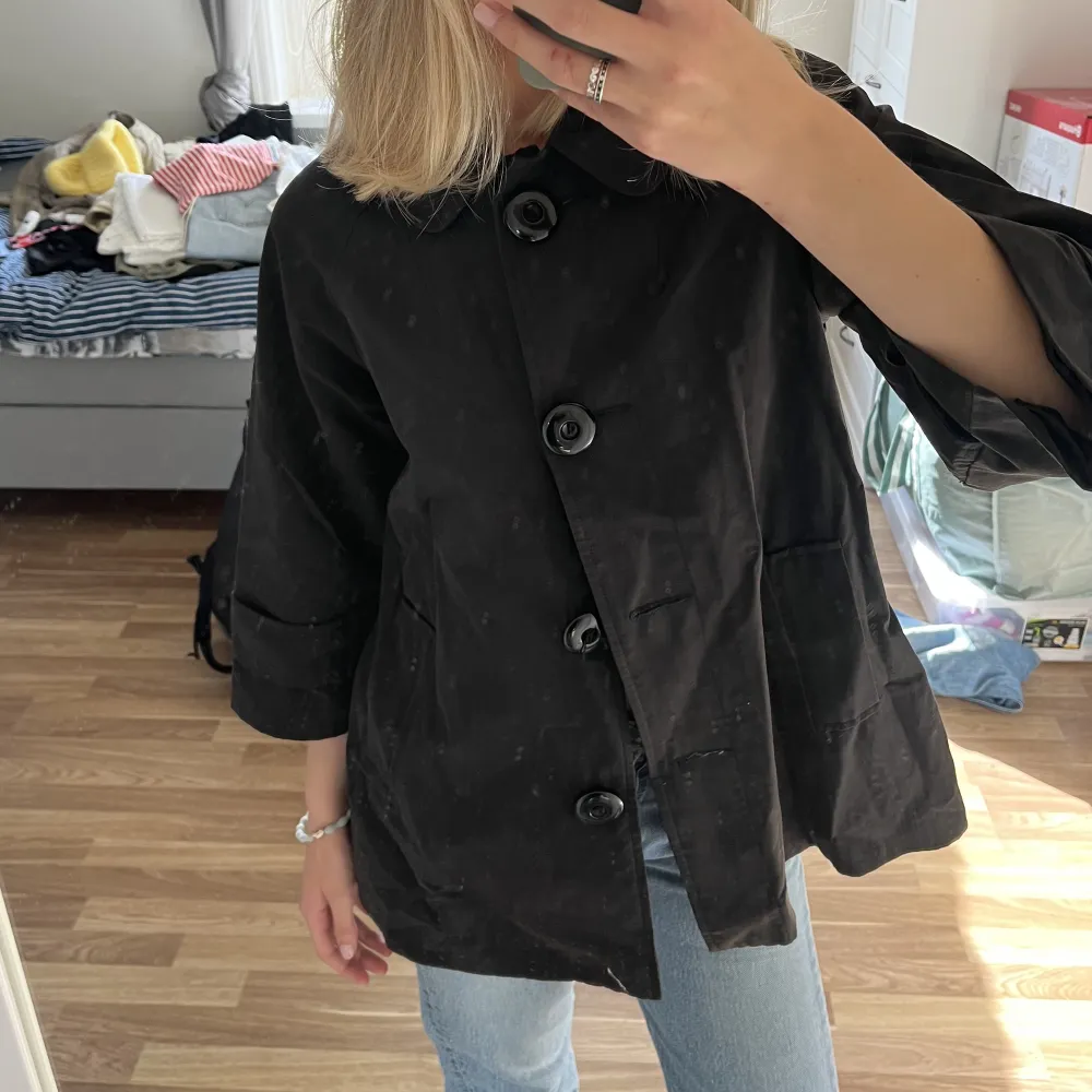 Så fin trenchcoat med trekvartslånga skärmar. Det står inget speciellt märke i den och jag köpte den på secondhand. Enda defekten är att en tråd gått upp vid ena knappen. Märkt med storlek m. . Jackor.