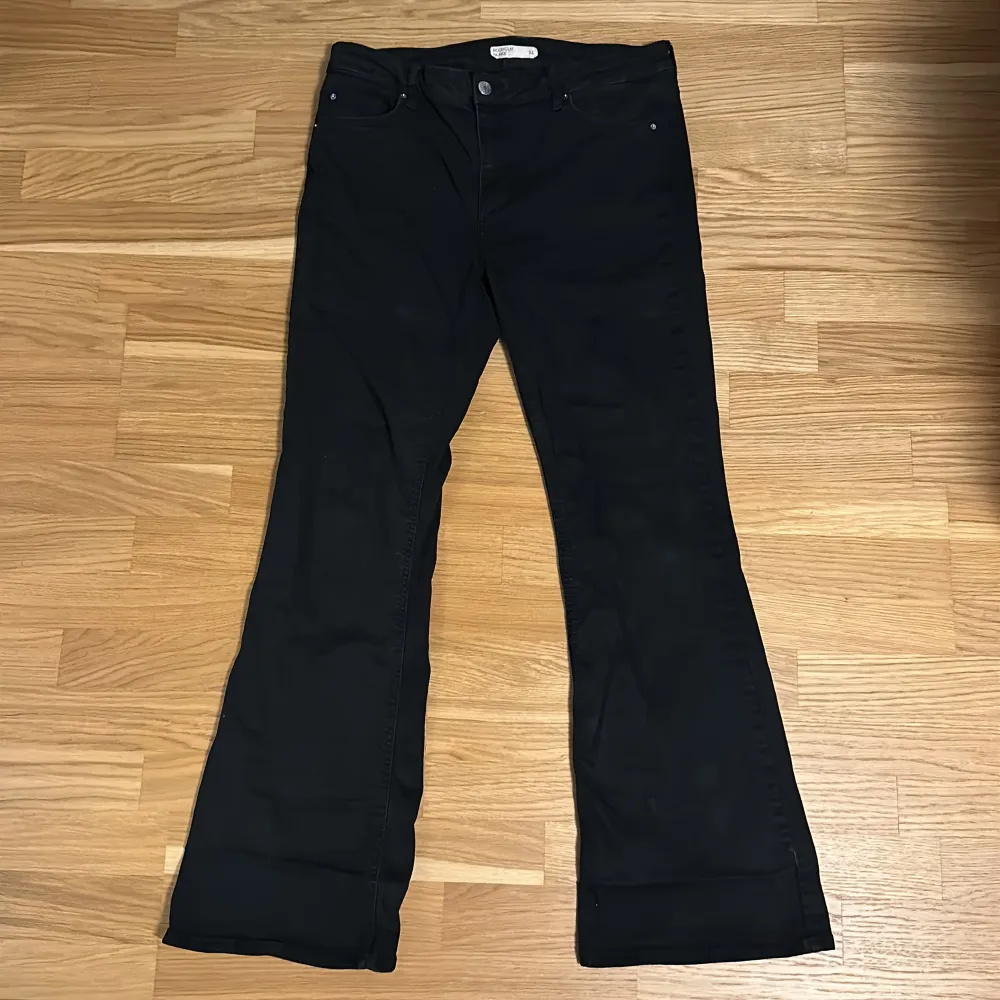 Svarta bootcut byxor från Cubus i strl XL . Jeans & Byxor.