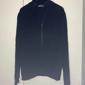 Cardigan från Dressman - Cardigan från Dressman som är använd ytterst lite.   Storlek L